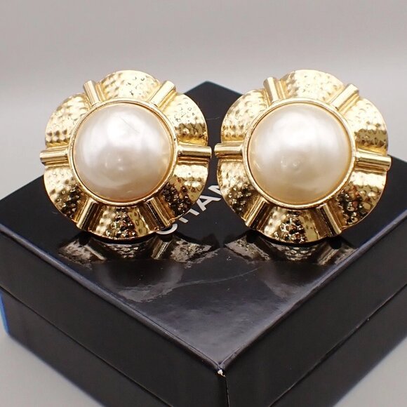 CHANEL Imitation Pearl Large Button Earrings 25 Clip-On Gold Vintage - Picture 15 of 15